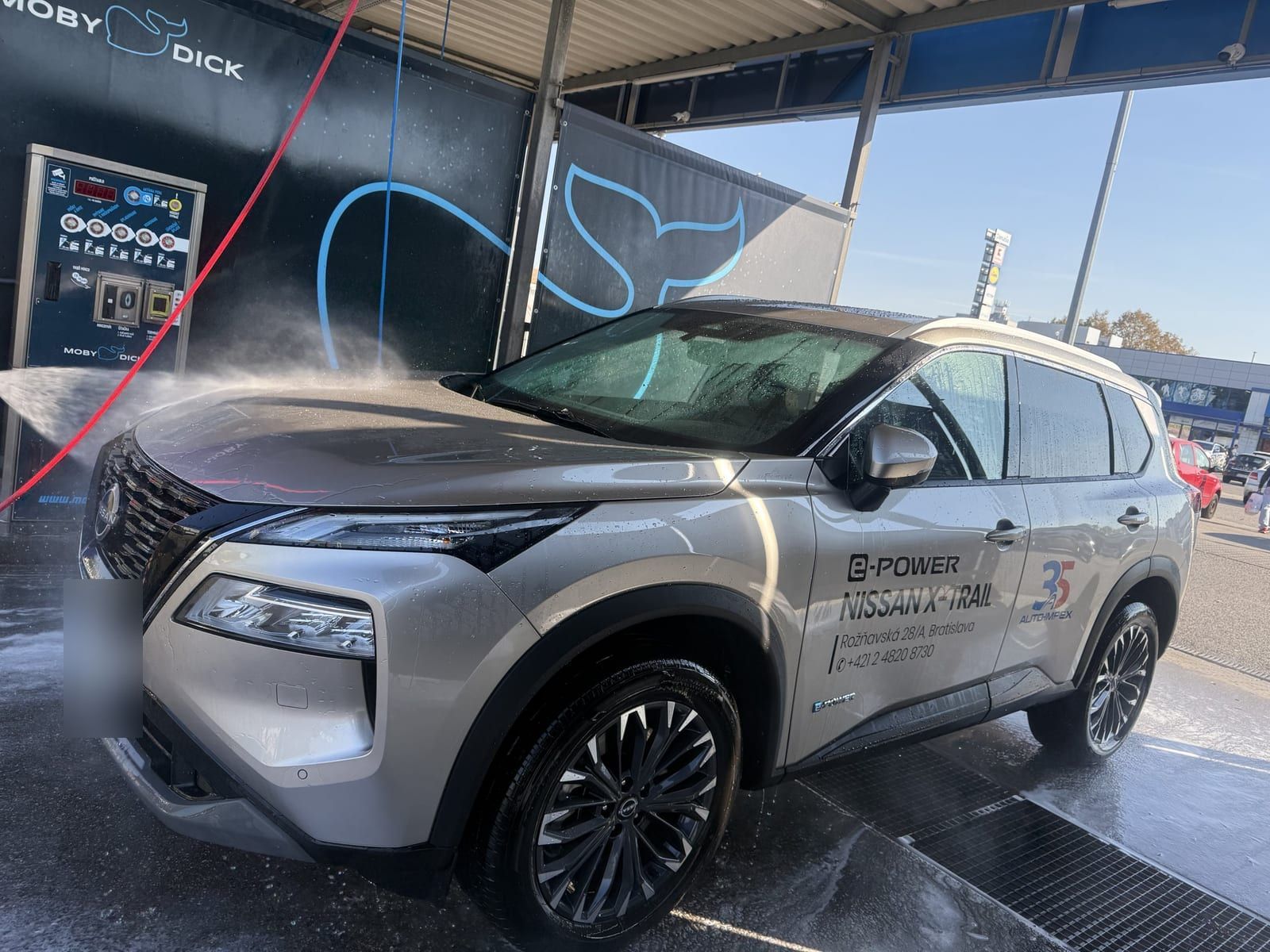 Strieborný Nissan X-Trail e-POWER v umyvárke