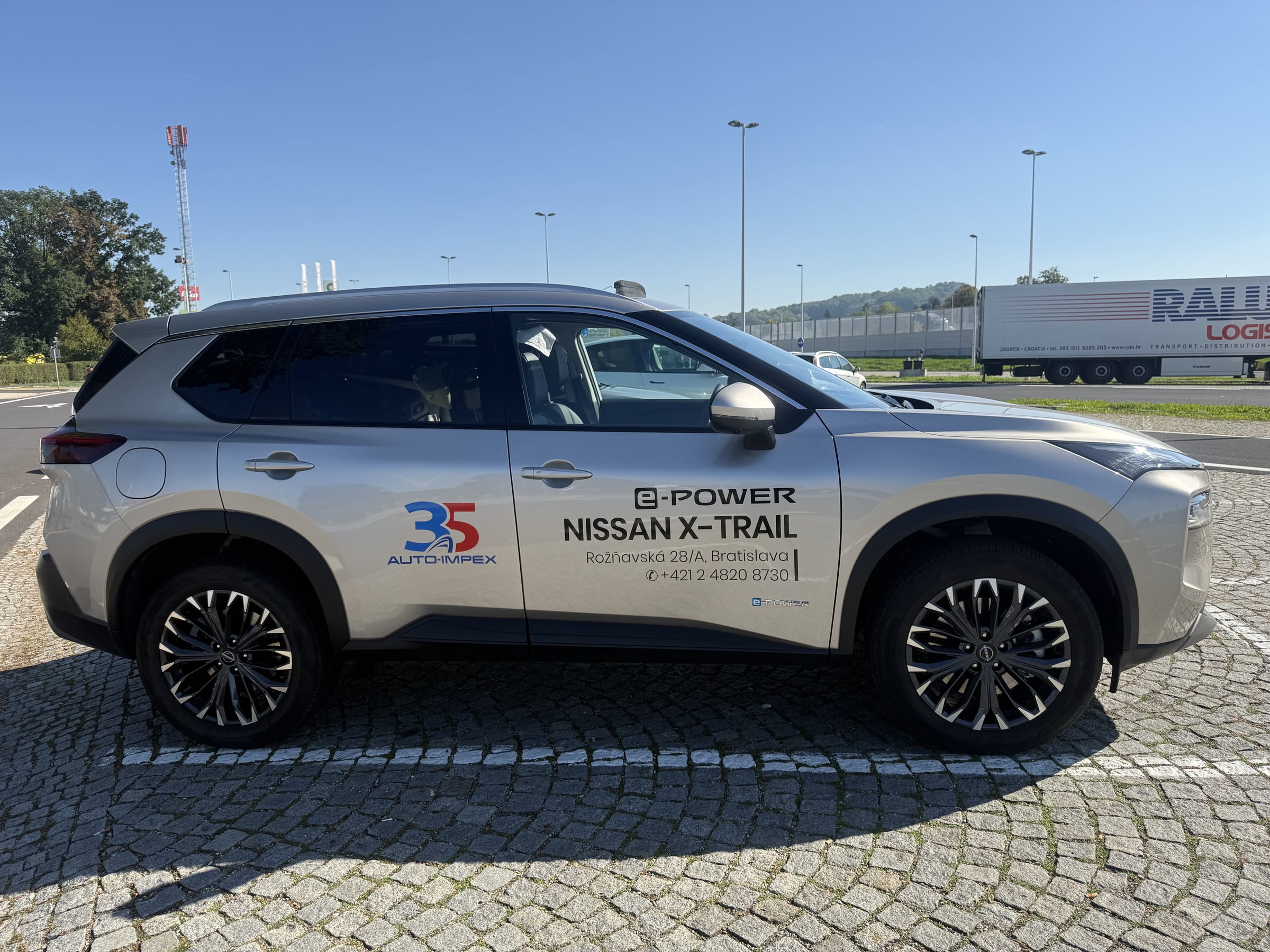 Nissan X-Trail e-POWER z boku na parkovisku